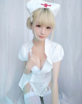 秘书伺候老板玩3p